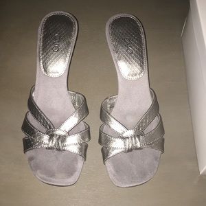 Kitten heel matte silver